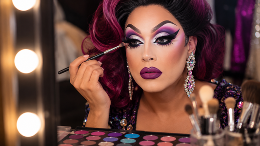 Drag queen con maquillaje de ojos dramático, pestañas postizas, sombra brillante y look de escenario glamuroso.